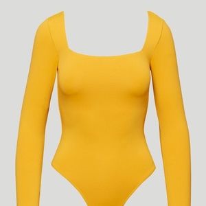 Aritzia Babaton  – Long-Sleeve Bodysuit – Sumac Yellow